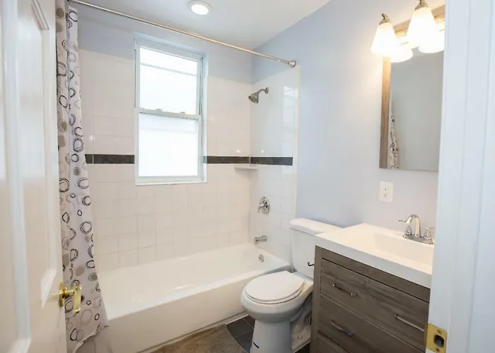 3-Min Walk To Petworth Metro Station ;10 Mins To Convention Center: Private Cozy And Quiet Bedroom And Bathroom